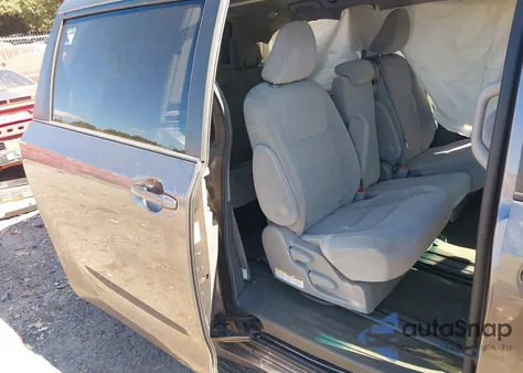 2015 Toyota Sienna Le 8 Passenger z USA, uszkodzony, nr VIN 5TDKK3DC6FS584869